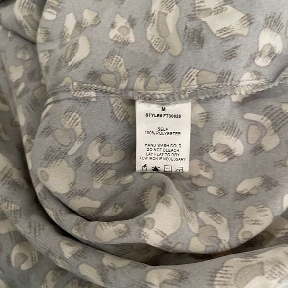 Calivta Blouse Women's Medium V-Neck Button Up 3/4 Sleeve Career Shirt Top NWT - Picture 10 of 10